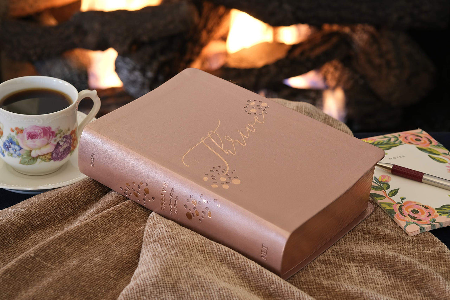 NLT THRIVE Devotional Bible for Women (LeatherLike, Rose Metallic)